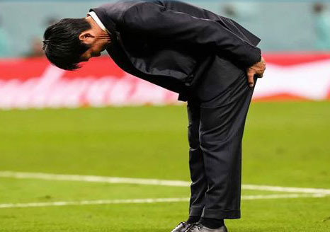 بعد الخسارة أمام كرواتيا/ هكذا عبّر مدرب منتخب اليابان عن اعتذاره