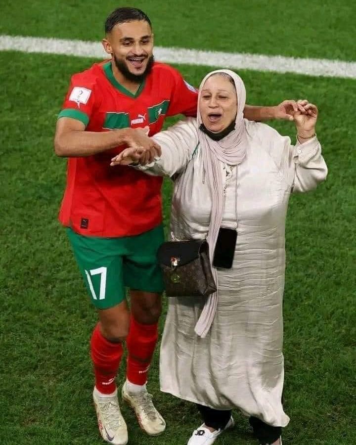 شاهد/ هكذا احتفل بوفال مع والدته بتاهل المغرب