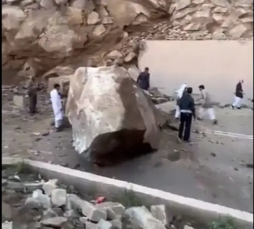 فيديو/ تساقط صخور على عقبة التوحيد بالسعودية
