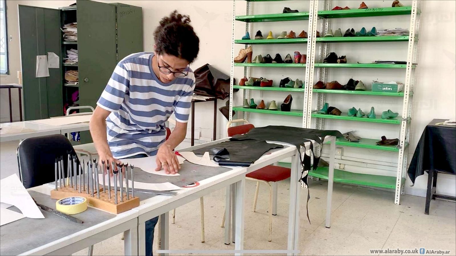شاب تونسي يطور حذاء ذكيا يولد الكهرباء