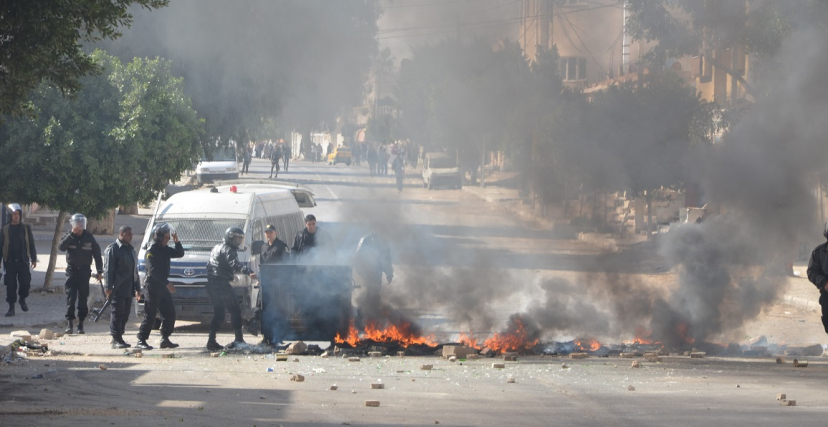 لليوم الثاني/ تجدّد المواجهات بين الأمن والمحتجين في القصرين (فيديو)