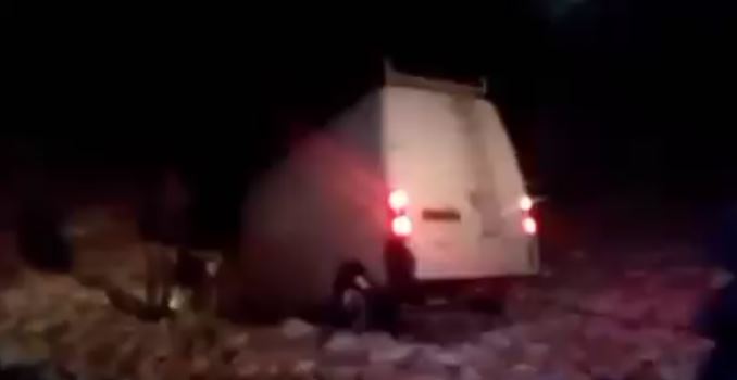 بوسالم/ انزلاق سيارة في منحدر بسبب الثلوج (فيديو)
