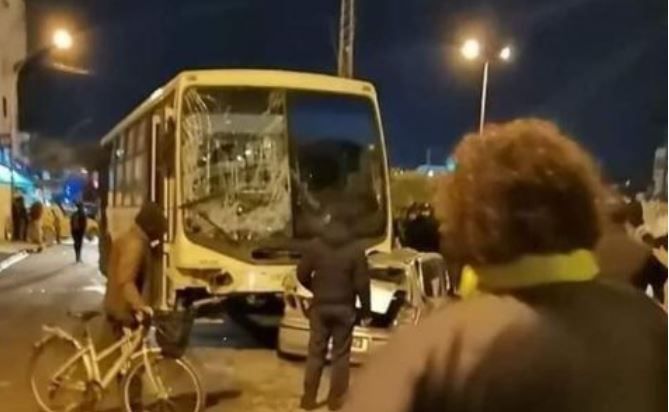 فيديو وصور/ اصطدام حافلة بـ 5 سيارات في حمّام الشط
