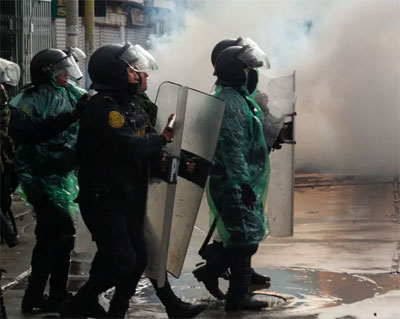 أحرقوه حيا/ مقتل شرطي في احتجاجات البيرو الغاضبة