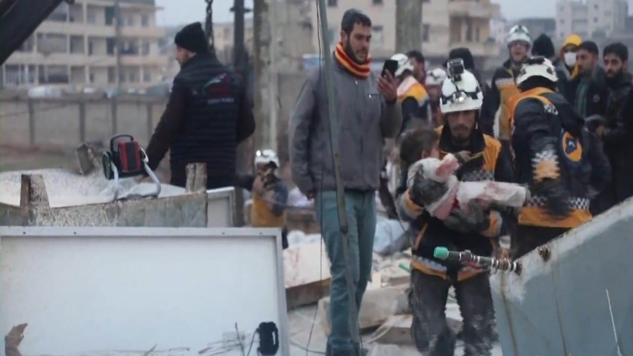  شاهد/ لحظة انتشال طفل حياً من تحت الأنقاض في سوريا