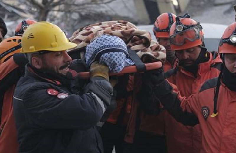 شاهد/ انقاذ شابة تركية قضّت 99 ساعة تحت الانقاض