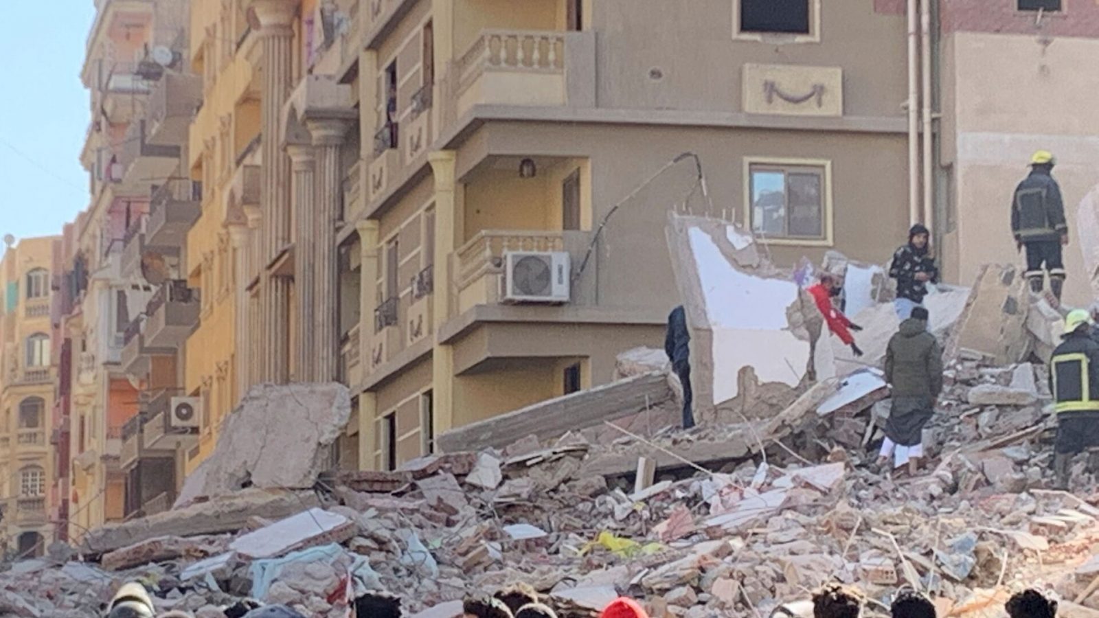 فيديو/ انفجار قارورة غاز يدكّ منزلا من 4 طوابق في مصر