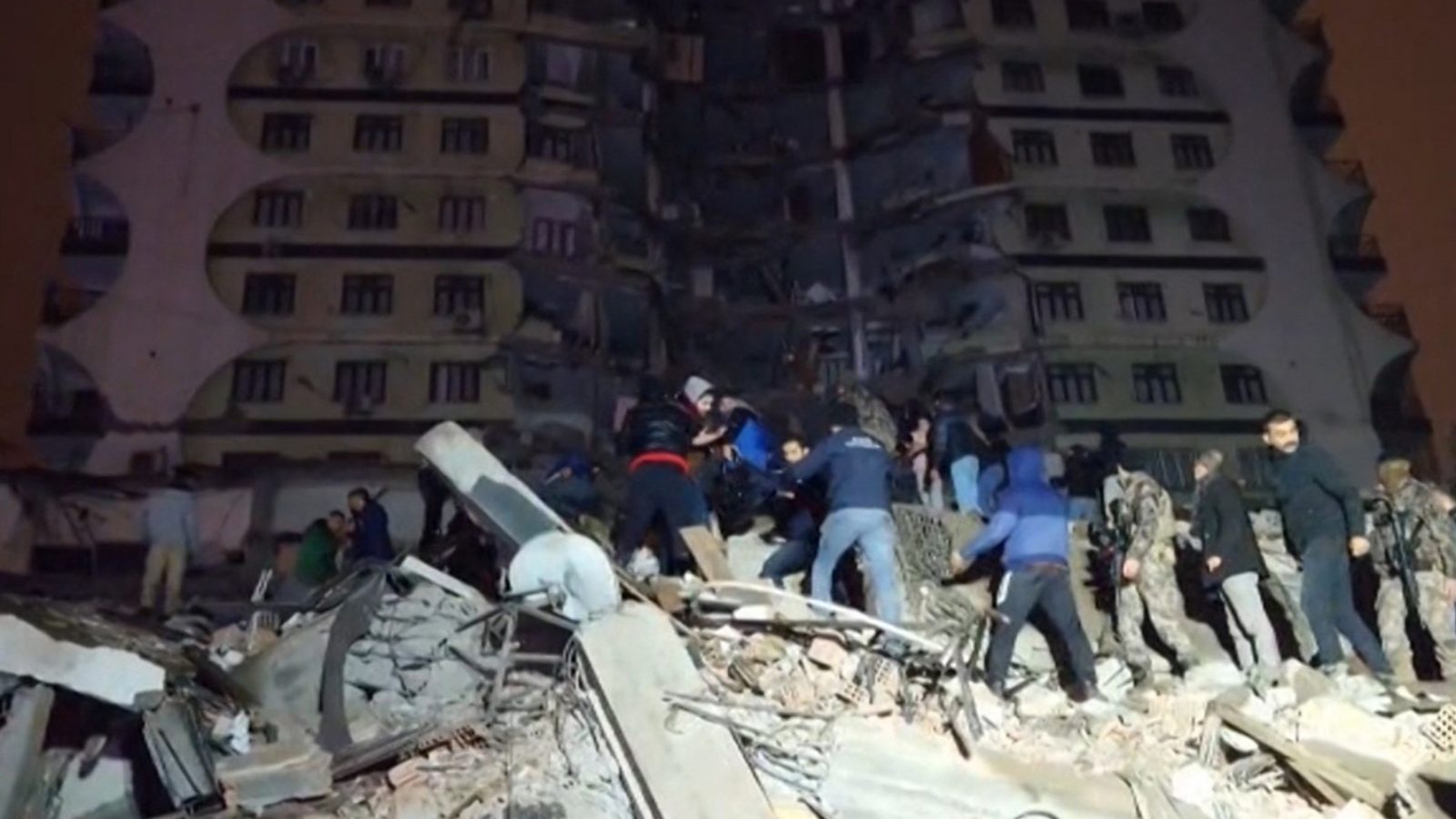 شاهد/ لحظة انهيار مبنى جراء زلزال تركيا