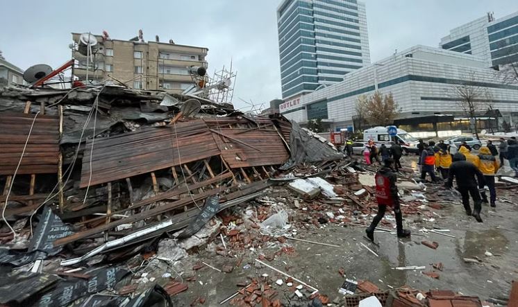 ارتفاع حصيلة الزلزال المدمّر في تركيا وسوريا