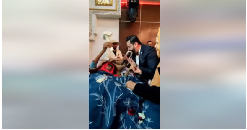 فيديو مؤثّر / أمّ تونسية تحضر زفاف ابنها وهي على سرير المرض