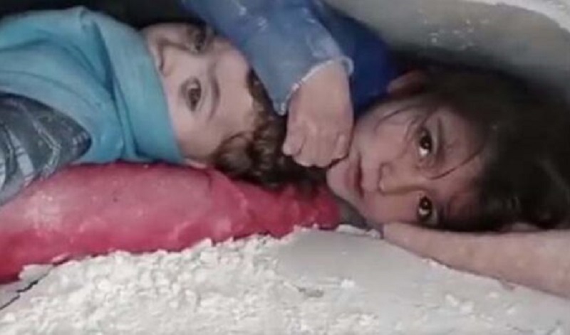 فيديو/ طفلة سورية تحمي شقيقها تحت الأنقاض وتستجدي الإنقاذ