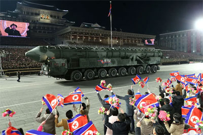 كوريا الشمالية/ عرض عسكري كبير يشمل وحدة عمليات نووية