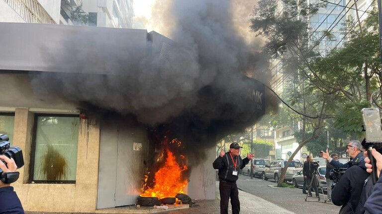 لبنان / محتجون يضرمون النار في عدد من البنوك