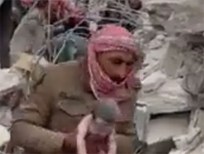 شاهد/ مولود يبصر النور تحت أنقاض زلزال سوريا المدمّر (فيديو)