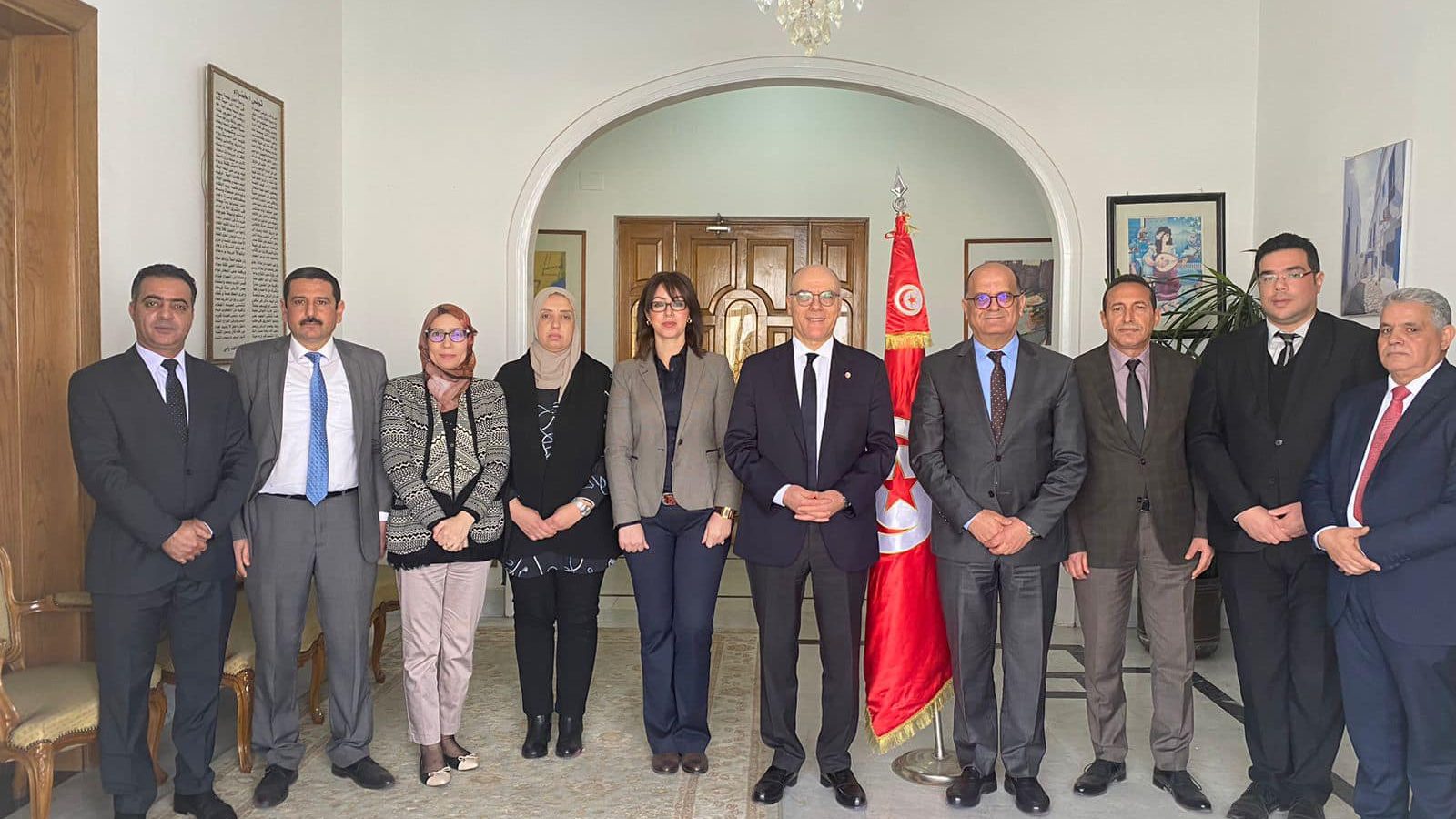 وزير الخارجية نبيل عمار يدعو أعضاء سفارة تونس بمصر إلى تنويع المبادرات مع القاهرة