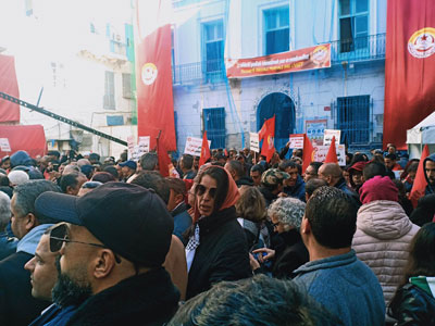 قبل انطلاق المسيرة/ تجمع عمالي أمام مقر اتحاد الشغل (صور+ فيديو)