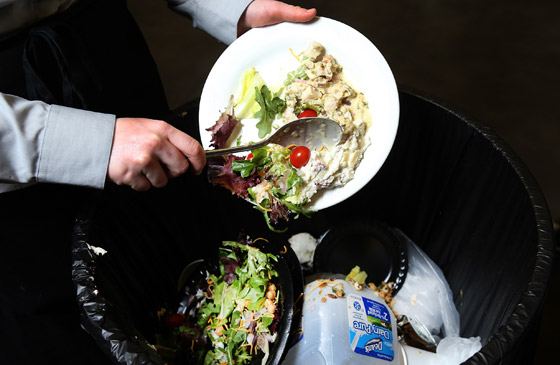 أكثر من نصف الأطعمة مصيرها القمامة خلال شهر رمضان