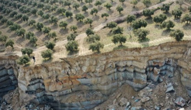 تركيا/ انبعاث غاز مشع من التربة في مناطق الزلزال