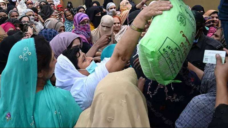 باكستان/ قتلى في تدافع أمام مساعدات رمضانية