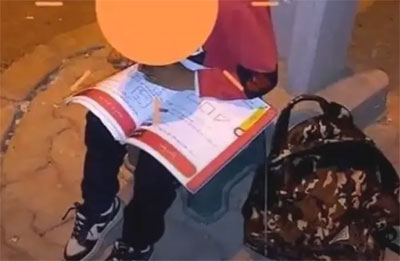 صورة صدمت التونسيين/ طفل يدرس تحت أضواء الشارع