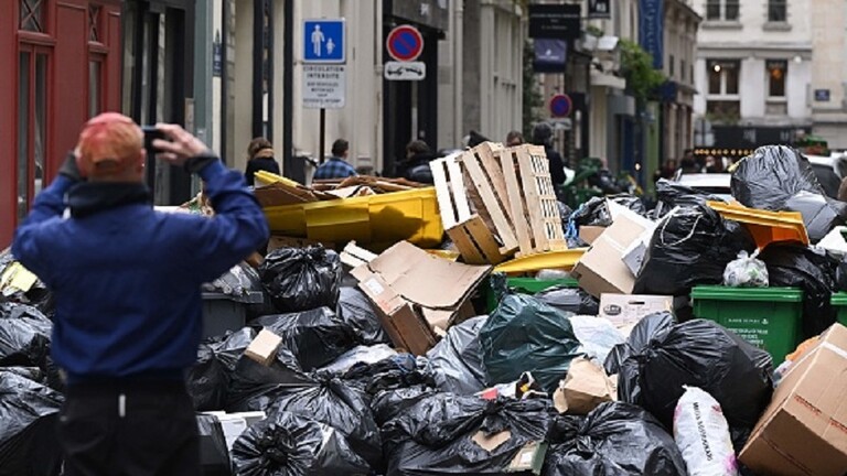 جبال من القمامة في شوارع باريس