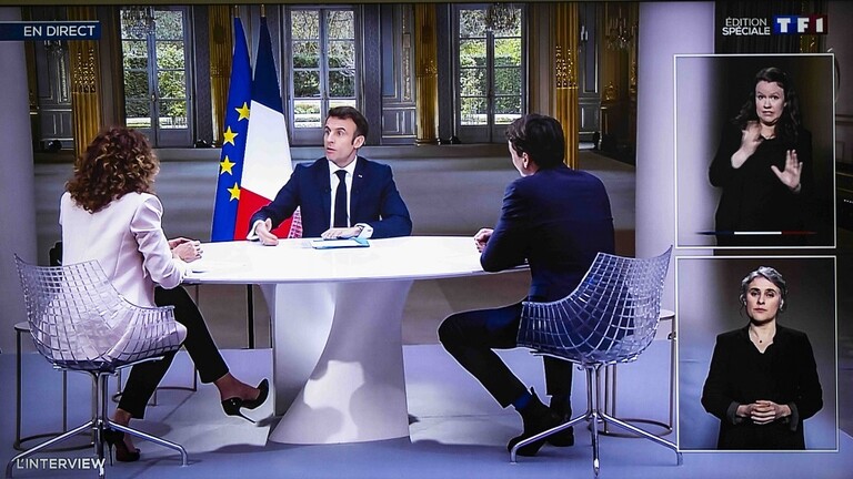 فيديو/ حركة لماكرون “تحت الطاولة” تثير جدلا في فرنسا
