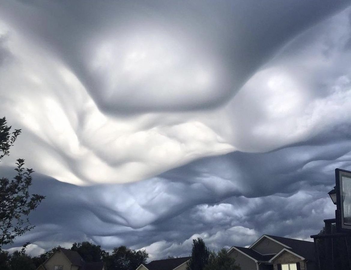 صور مرعبة/ سماء بأمواج متوحشة في ولاية أمريكية