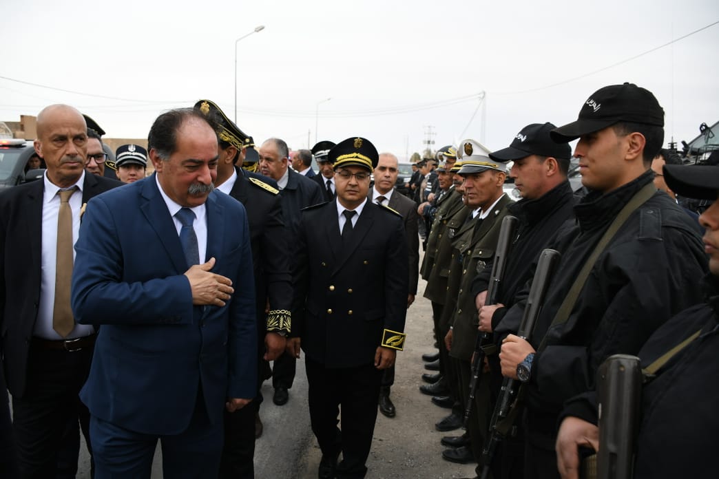 بالصور/ وزير الداخلية في زيارة للوحدات الأمنية بقفصة