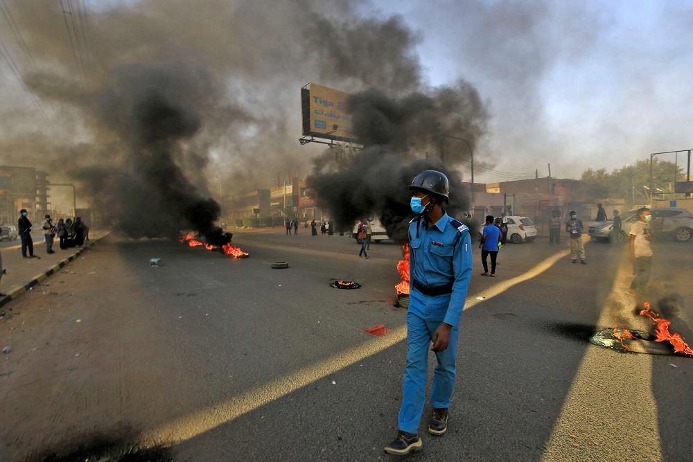 فوضى في السودان وهجوم متبادل بين الجيش وقوات الدعم السريع