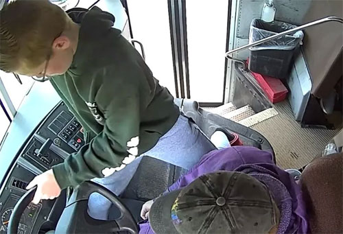 شاهد/ طفل الـ13 سنة ينقذ حافلة مليئة بالتلاميذ (فيديو)