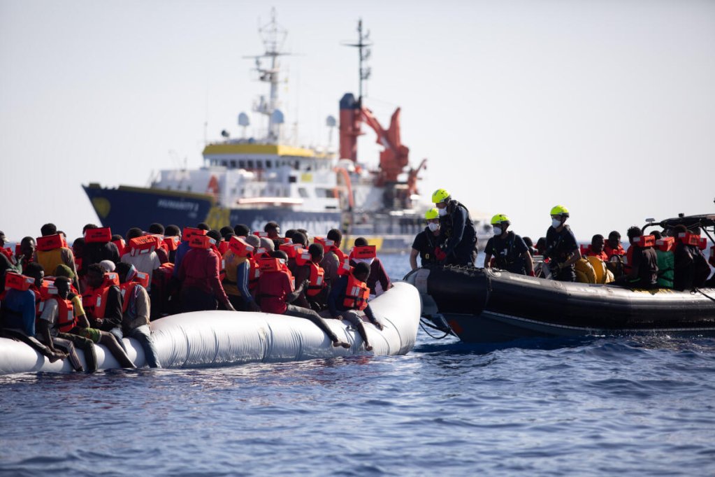 بينهم  نساء وأطفال/ إنقاذ مئات المهاجرين قبالة سواحل مالطا