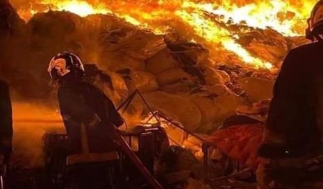 السيطرة على حريق مصنع “الفريب” بعقارب