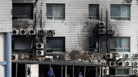 شاهد/ حريق هائل في مستشفى صيني والمرضى يقفزون من النوافذ
