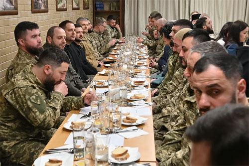 زيلينسكي ينظم إفطاراً رمضانياً تكريما لجنود مسلمين