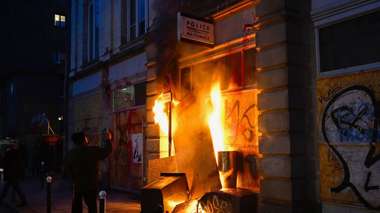 فرنسا/ المحتجون يضرمون النار في مركز للشرطة