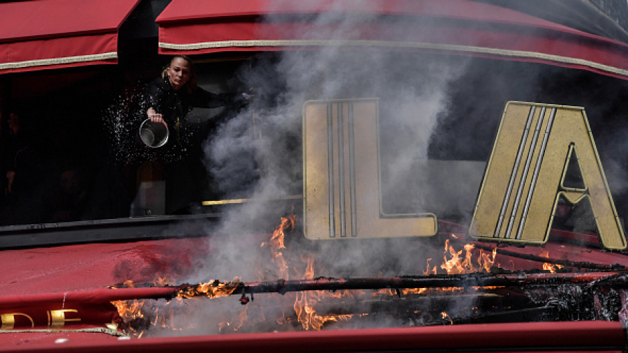 باريس/ محتجون يضرمون النار في مطعم ماكرون المفضل
