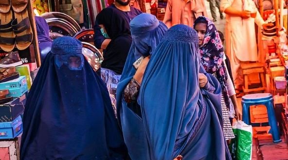 “طالبان” تمنع النساء من الاحتفال بالعيد