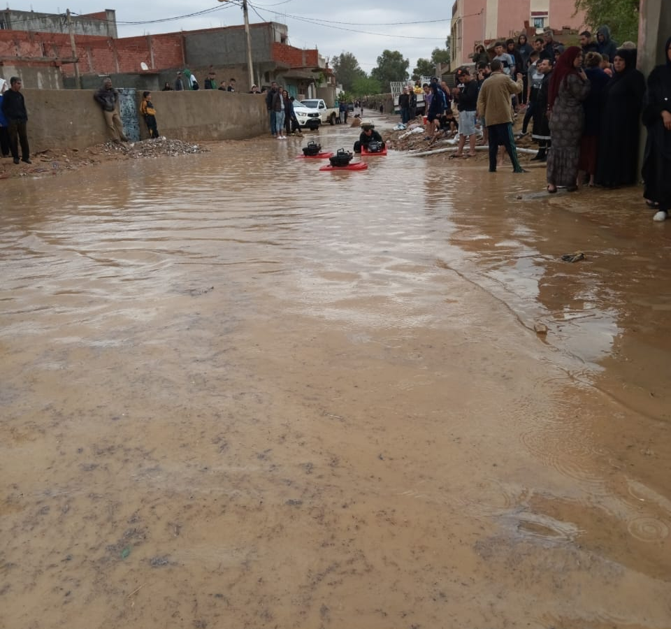 سبيطلة/ اجلاء مواطنين بعد تهاطل الامطار وفيضان الاودية( صور)