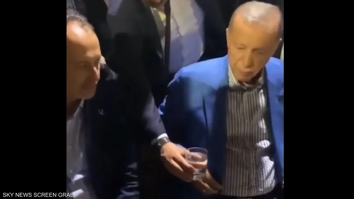 بالفيديو.. أردوغان يرفض شرب الماء من يد حارسه