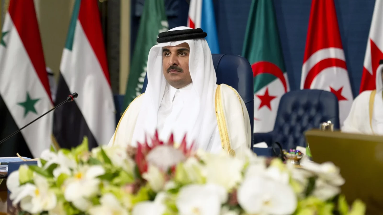 بعد مغادرتها فجأة/ أمير قطر يعلّق على مشاركته في القمة العربية