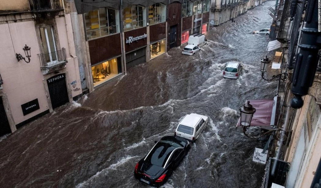 إيطاليا/ قتيلان وإجلاء الآلاف جرّاء فيضانات مدمرة