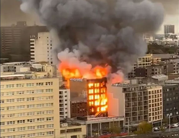 شاهد/ انهيار مخيف لمبنى شاهق بسبب حريق (فيديو)