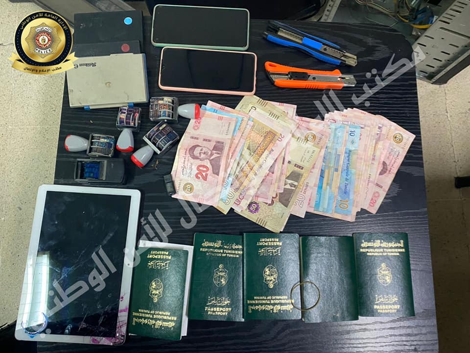 قرطاج / الإطاحة بشبكة لتزوير ملفات تأشيرات السفر ووثائق رسمية