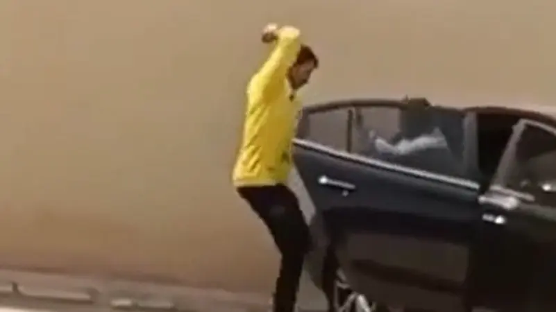 فيديو صادم/ شاب استل خنجرا وطعن سائقا امام مدرسة