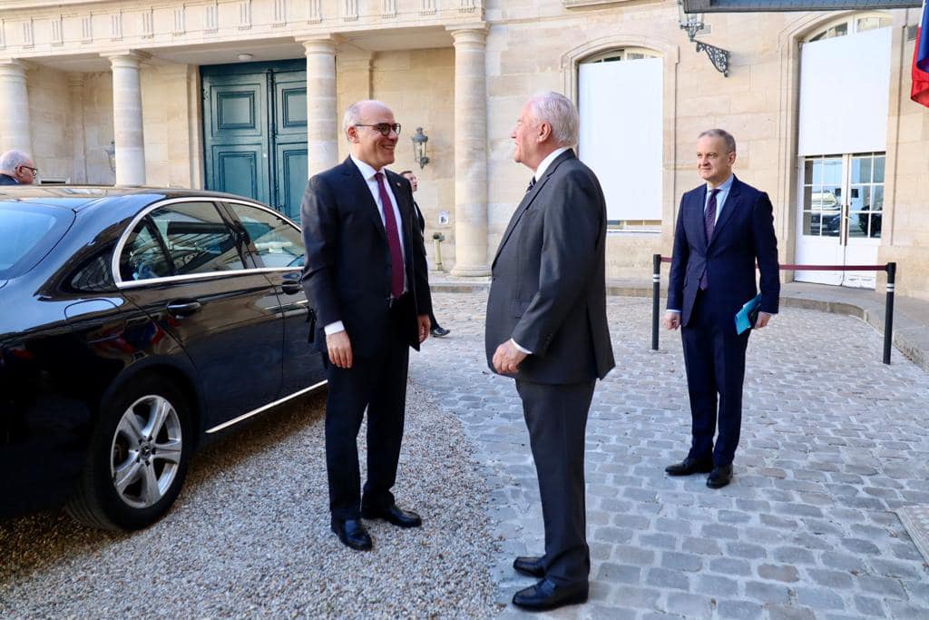 وزير الخارجية لعضو بارز بمجلس الشيوخ الفرنسي: لا نُعطي دروسا ولا نقبلها من أي أحد