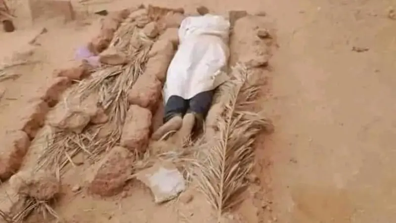 لعامين.. شاب ينام بجانب قبر أمه حزناً على وفاتها