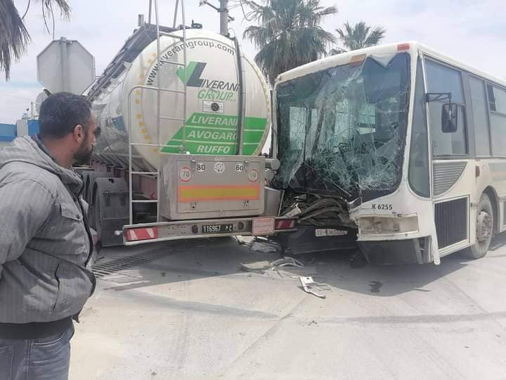 منوبة/ حادث بين حافلة وشاحنة واصابات في صفوف الركاب (صور)