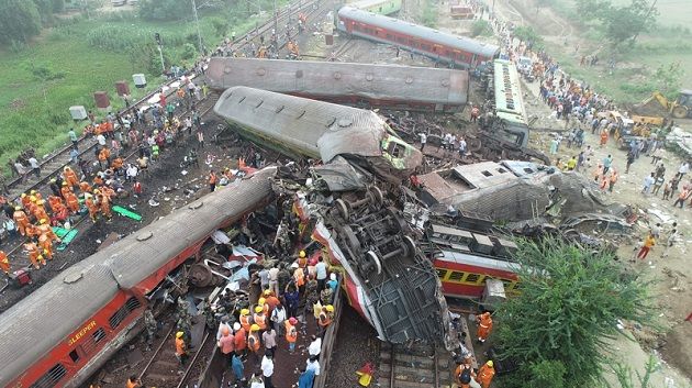 اصطدام 3 قطارات في الهند/ مئات القتلى وقرابة الف جريح