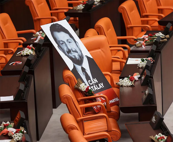 نائب واحد لم يؤد اليمين في برلمان تركيا.. فما السبب؟