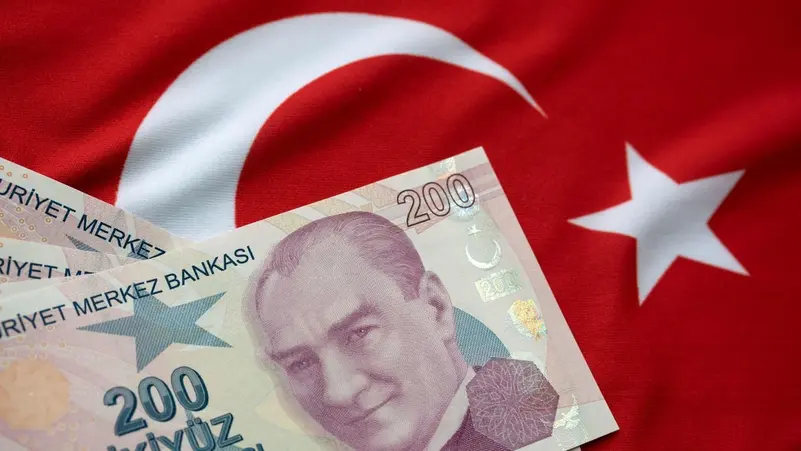 الليرة التركية تهوي لقاع قياسي جديد